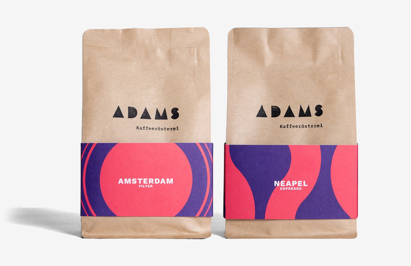 Zwei Kaffee-Packungen von Adams Kaffeerösterei