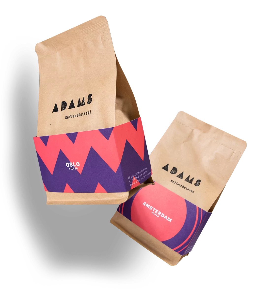 Zwei Kaffee-Packungen von Adams Kaffeerösterei