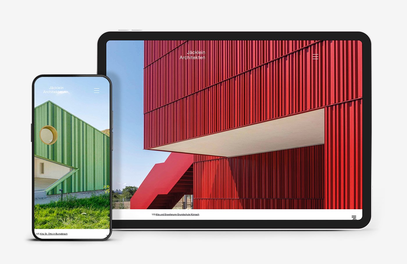 Smartphone und Tablet zeigen die Startseite der Webseite Architekturbüro Jäcklein