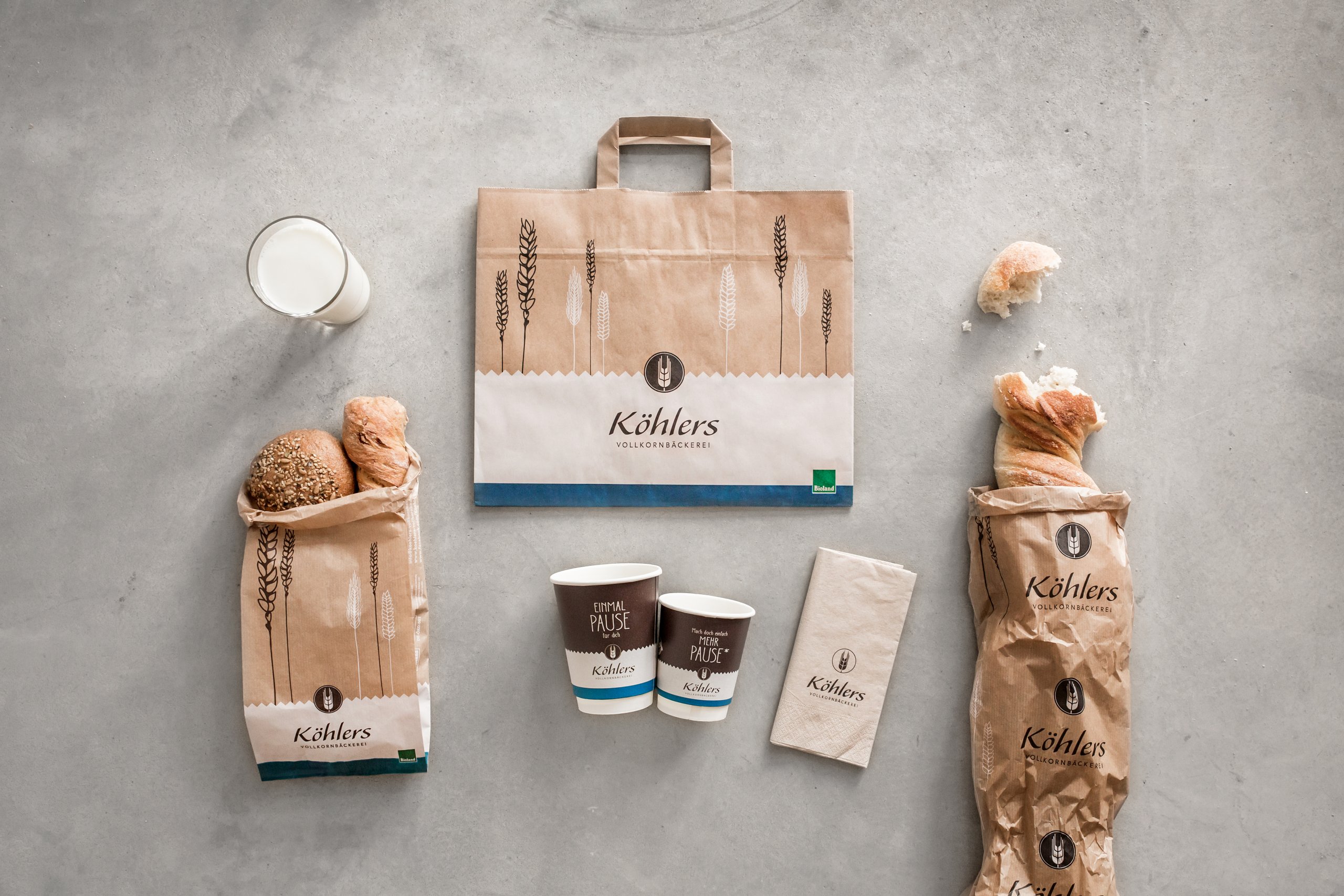 Corporate Design für Vollkornbäckerei Köhler, inklusive Brottüten in verschiedenen Größen, Kaffeebecher und Servietten