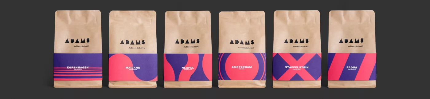 Sechs Kaffee-Packungen von Adams Kaffeerösterei