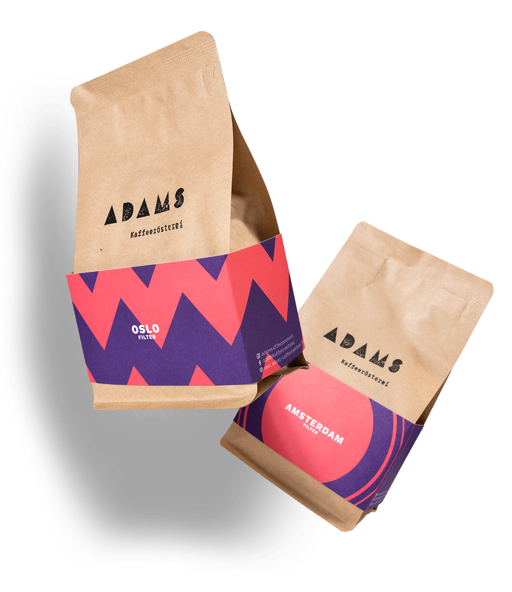 Zwei Kaffee-Packungen von Adams Kaffeerösterei